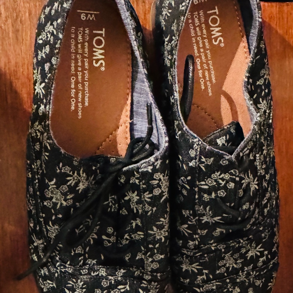 TOMS Black Floral Lace-Up Shoes (brand new ) - Picture 3 of 5